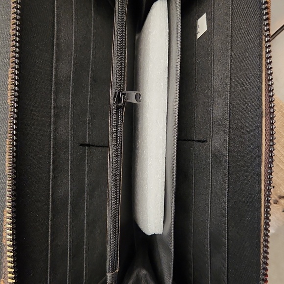 Luxury fashionable crossbody or wristlet. P2 - Picture 3 of 3